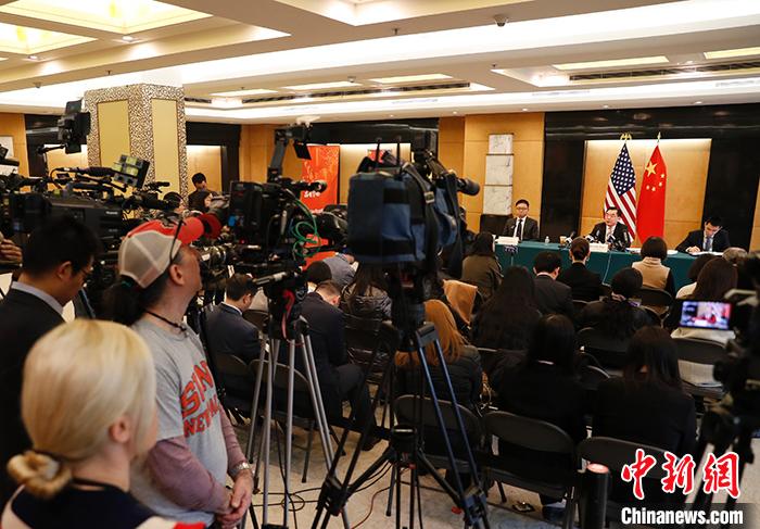 当地时间2月4日，中国驻纽约总领事黄屏在纽约举行新闻发布会，介绍中国抗击新型冠状病毒感染的肺炎疫情情况并回答记者提问。/p中新社记者 廖攀 摄