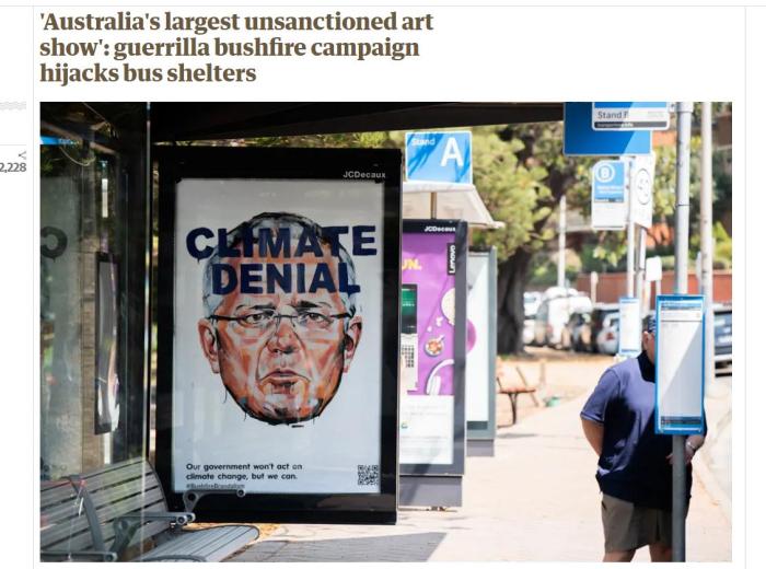 澳大利亚艺术家张贴海报抗议莫里森政府。来源：英国《卫报》报道截图