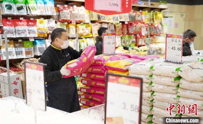 图为江西省新余市一家大型超市内，米面等物资储备充足。　赵春亮 摄